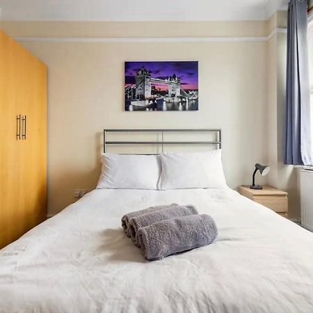 Lovely 3-Bed 20 Minutes To Central London Exterior photo